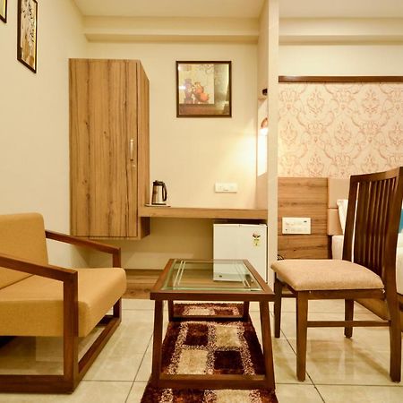 Hotel Repose Ahmedabad Luaran gambar